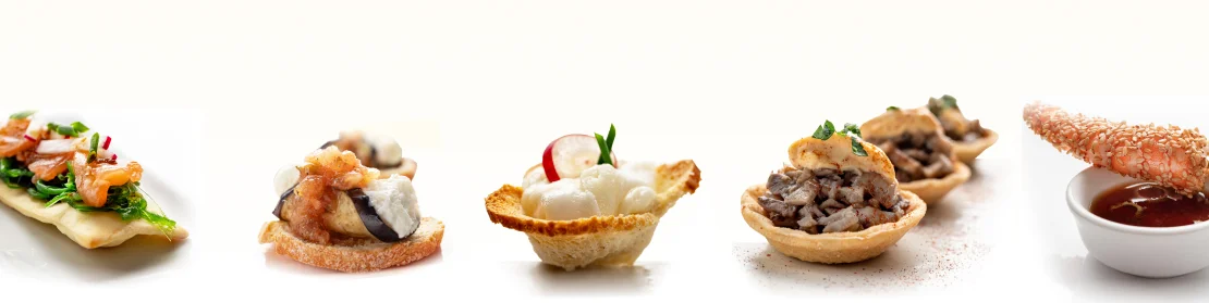 Canapés del catering de Mandilea: tosta de salmón, berenjena con queso de cabra, tartaletas y langostino