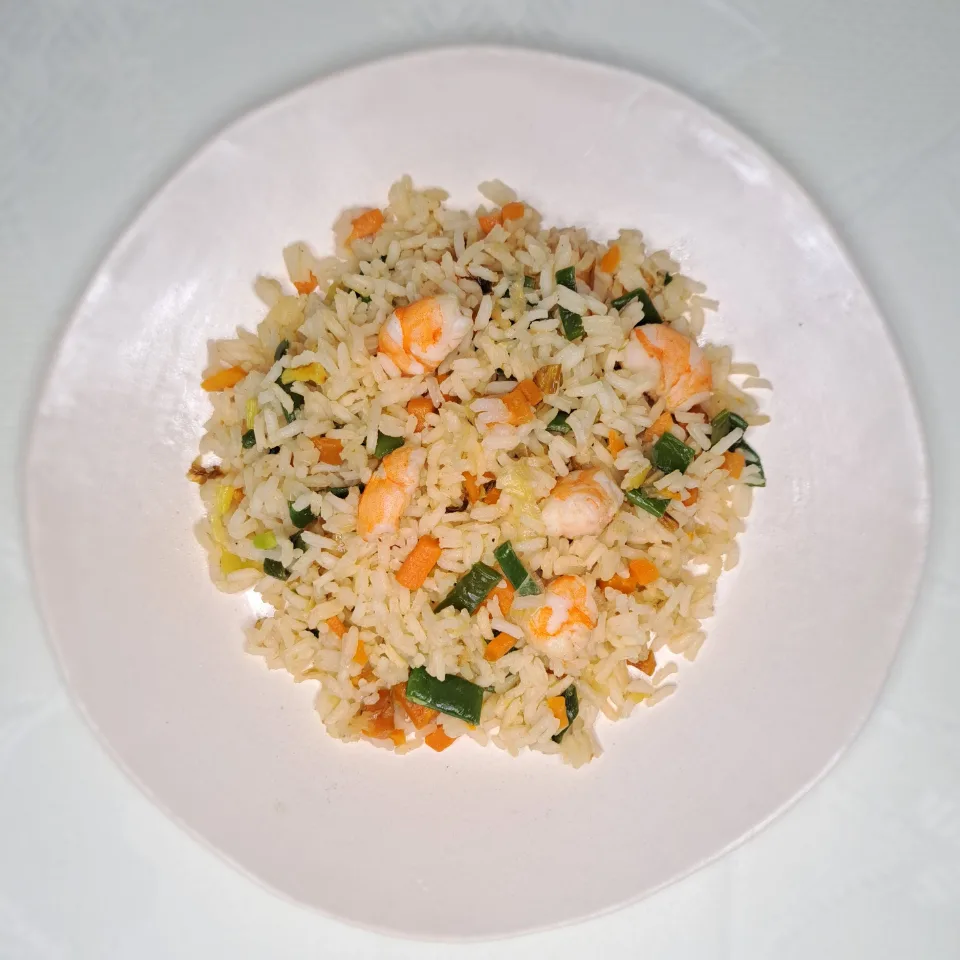 Arroz salteado con verduras y langostinos