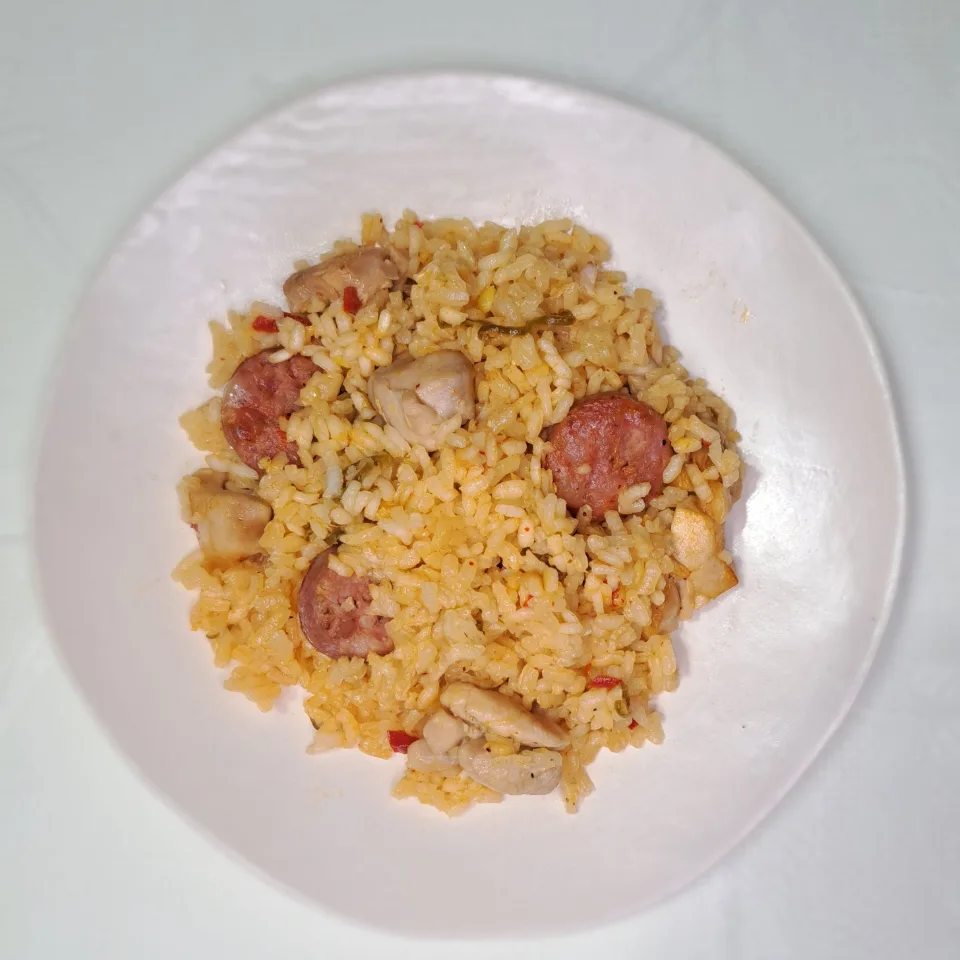 Arroz con pollo y chorizo criollo