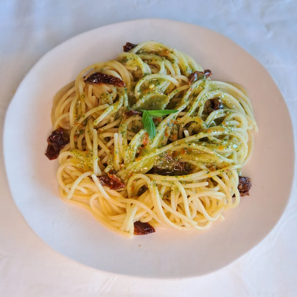 Pasta al pesto y tomates secos