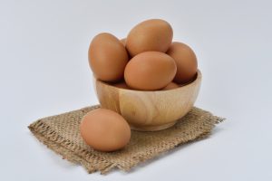 huevos en un cuenco de madera