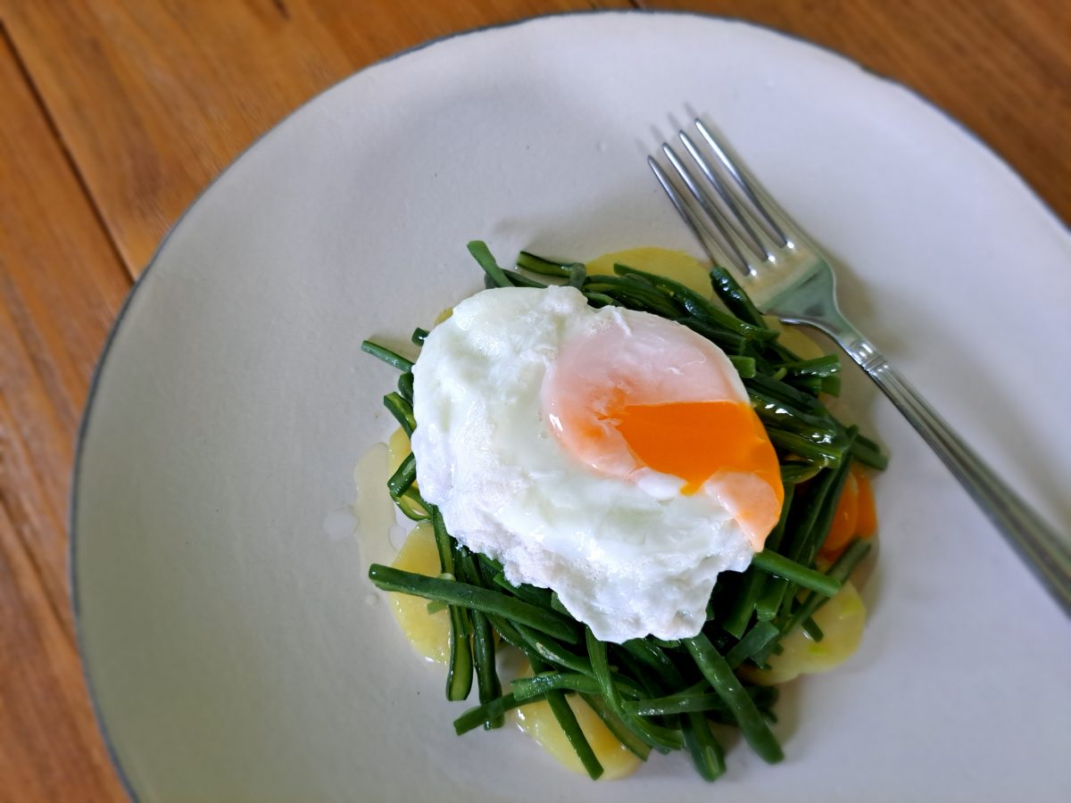 huevo poché con verduras en plato