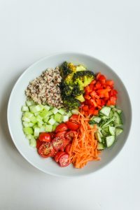 plato colorido con verduras