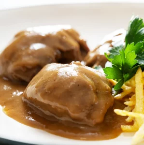 Carrilleras de Cerdo con Patatas Paja