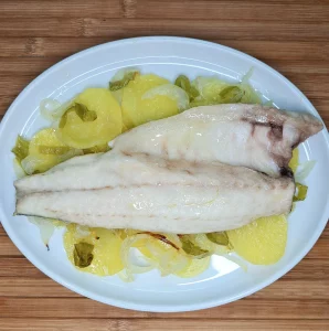 Lubina al Horno con Patataas y Pimientos