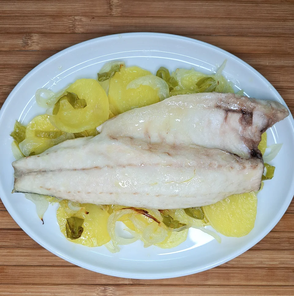 Lubina al Horno con Patataas y Pimientos