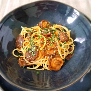 Espaguetis con Setas Sitake