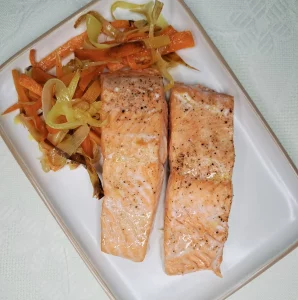 Salmón al Horno con Puerros y Zanahorias