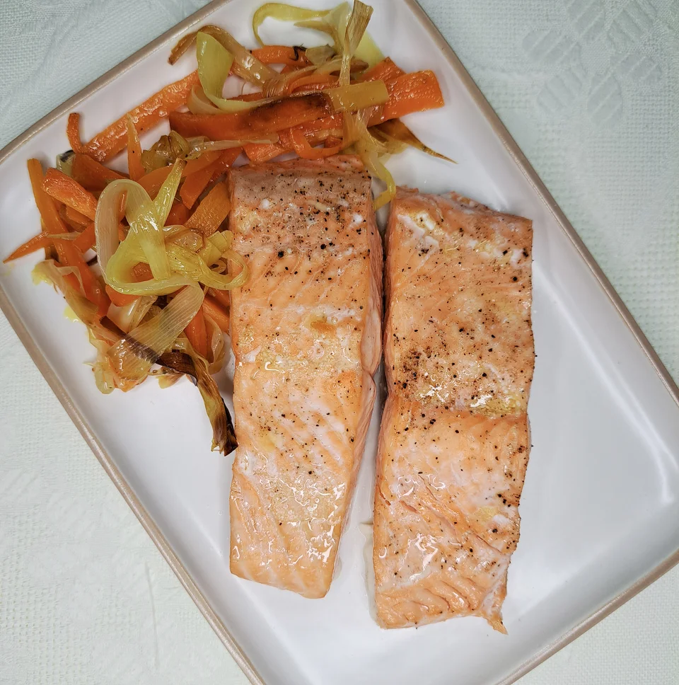Salmón al Horno con Puerros y Zanahorias