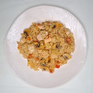 Arroz con pollo y champiñones