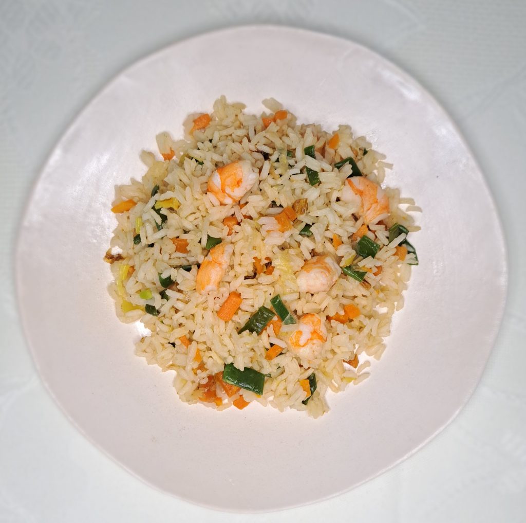 Arroz salteado con verduras y langostinos