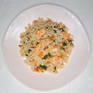 Arroz salteado con verduras y langostinos