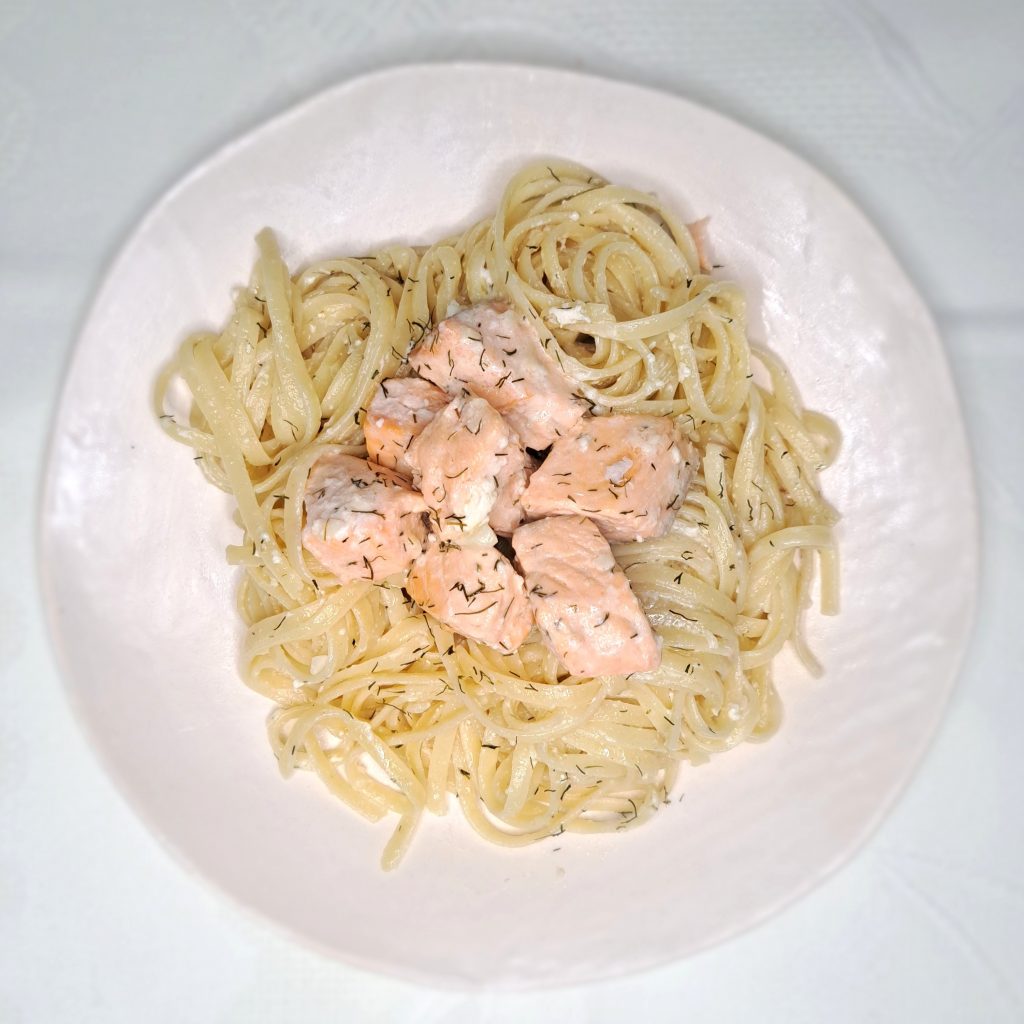 Pasta con salmón y eneldo