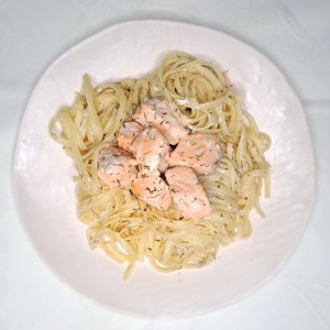 Pasta con salmón y eneldo