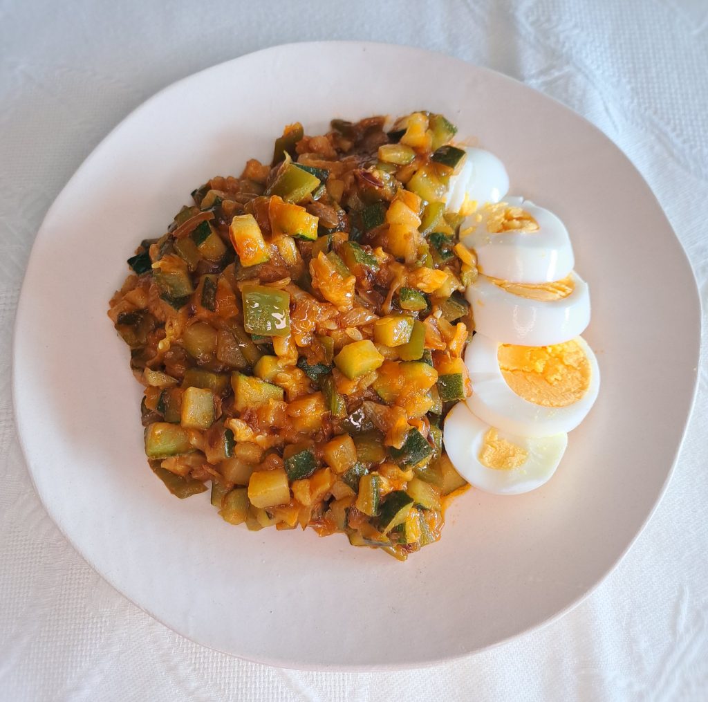 Pisto con huevo. Comida casera a domicilio