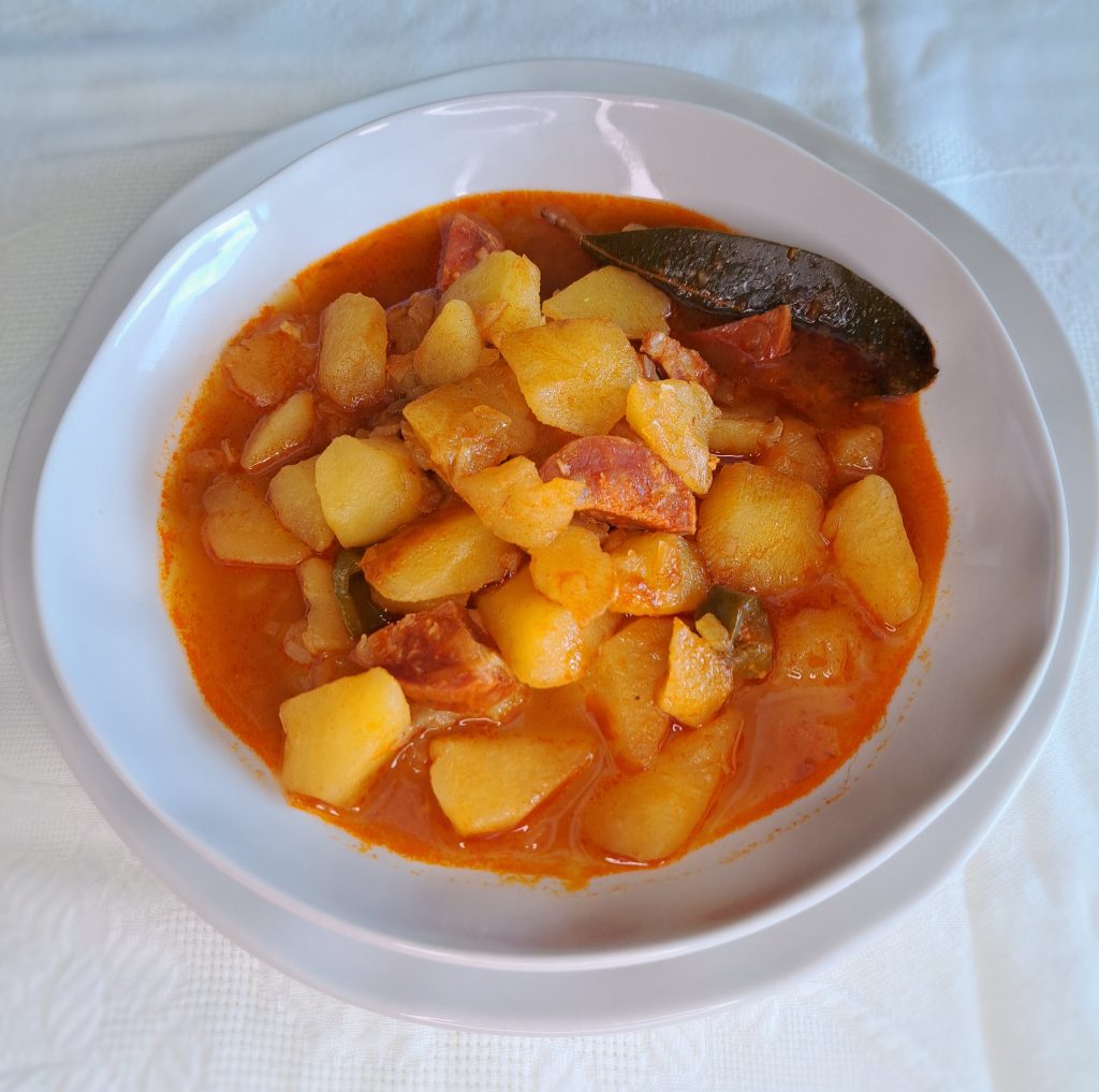patatas a la riojana. Comida casera. Cocina mediterránea. Comida a domicilio
