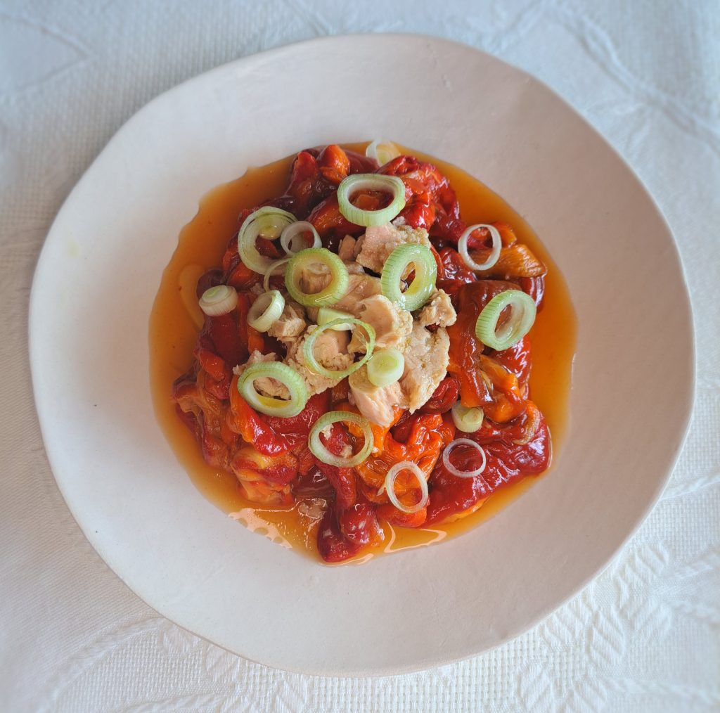 Ensalada de pimientos con atún. Comida casera a domicilio.