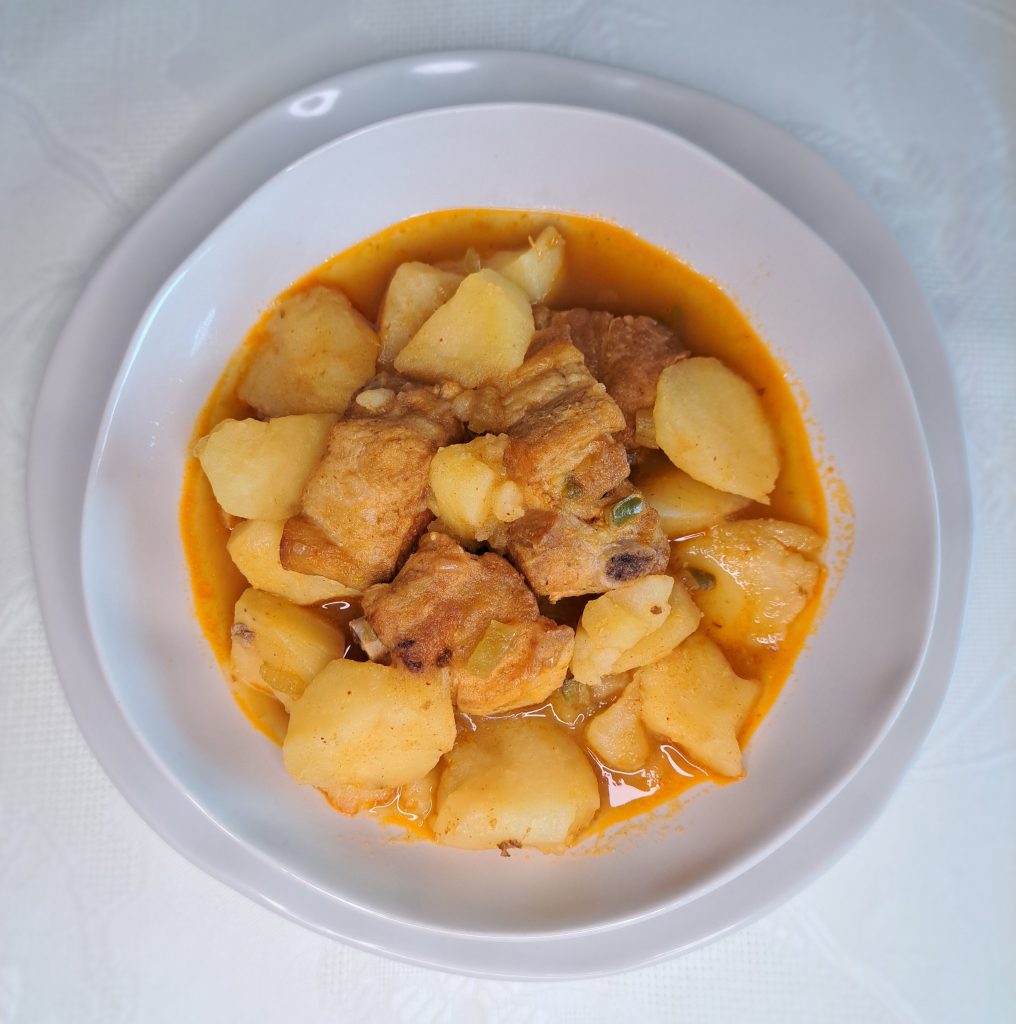 Patatas con costillas de cerdo. Dieta mediterránea
