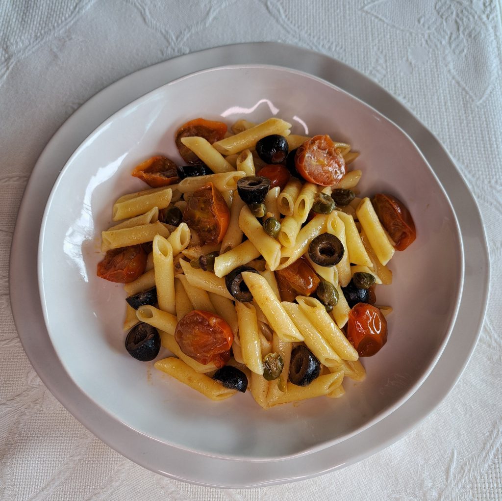 Macarrones con tomates cherris. Dieta mediterránea. comida casera
