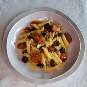 Macarrones con tomatitos y aceitunas