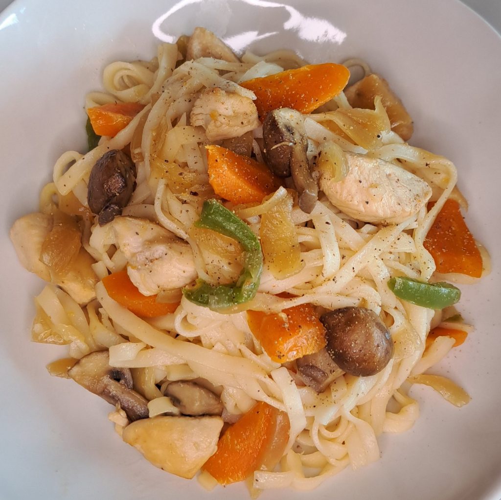 Tallarines de arroz. Comida casera
