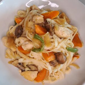 Tallarines de arroz con pollo
